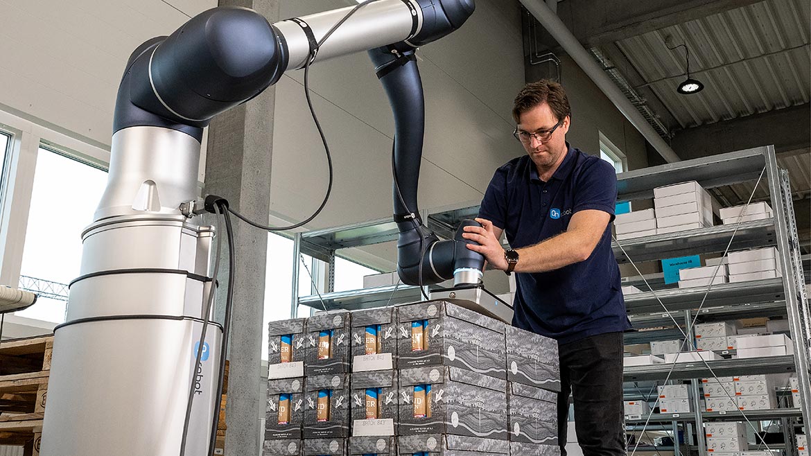 OnRobot palletizing boxes of water